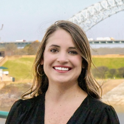 Erin Dering- Headshot-1-1